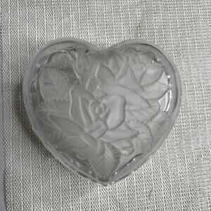 Studio‎ Nova Japan Heart Shaped Glass Trinket Box with Roses – Vintage Frosted